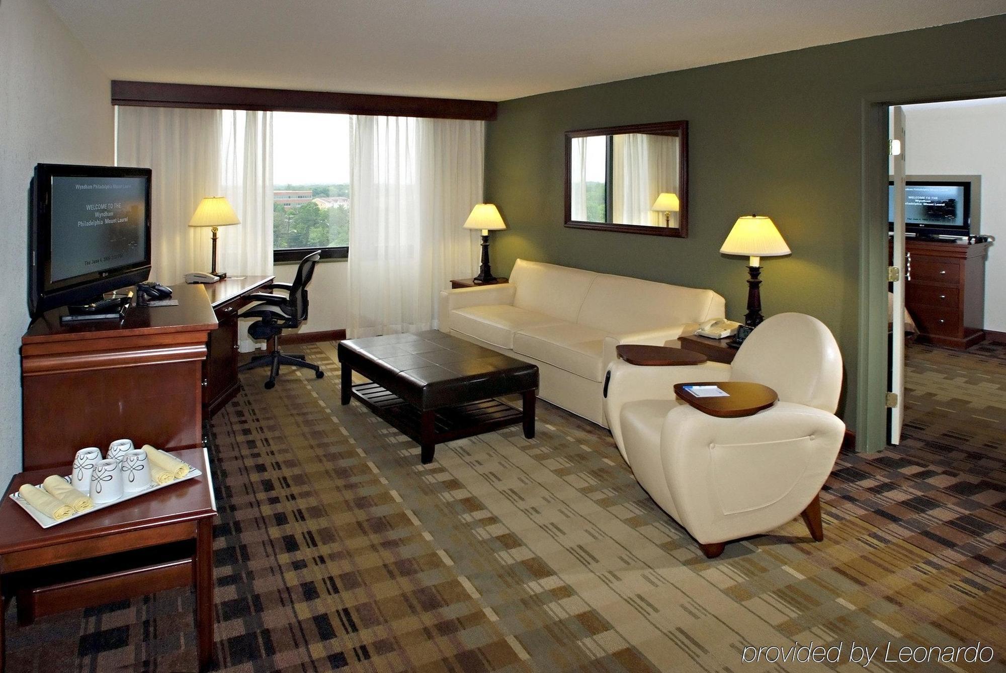 Clarion Hotel&Suites Mount Laurel Habitación foto